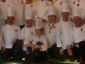 Maîtres-Cuisiniers-Arabelle Meirlaen assise au centre-Stéphane Grulois à sa droite