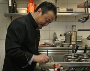 Raphaël Sabel-en cuisine-Lafarques-JR-Bel