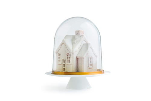 Maison blanche sous cloche