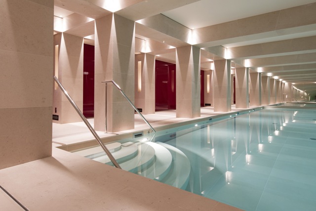 La-Reserve-Paris-bd-Hotel-pool-2