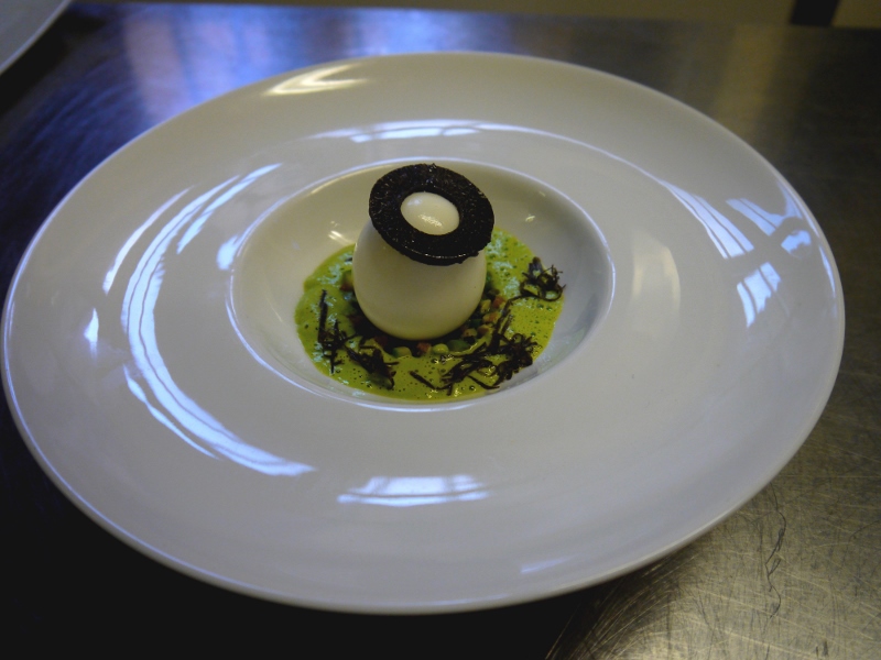Oeuf de poule mollet à la truffe noire et crèmeux d'asperges vertes (800x600)