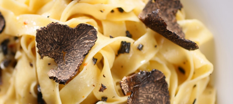 Tagliatelles-à-la-truffe-noire[1] (800x358)